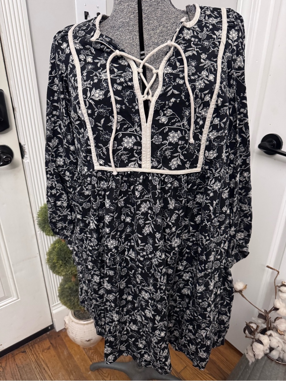 Women’s Old Navy Black Floral Tie-Neck Boho Dress size Small